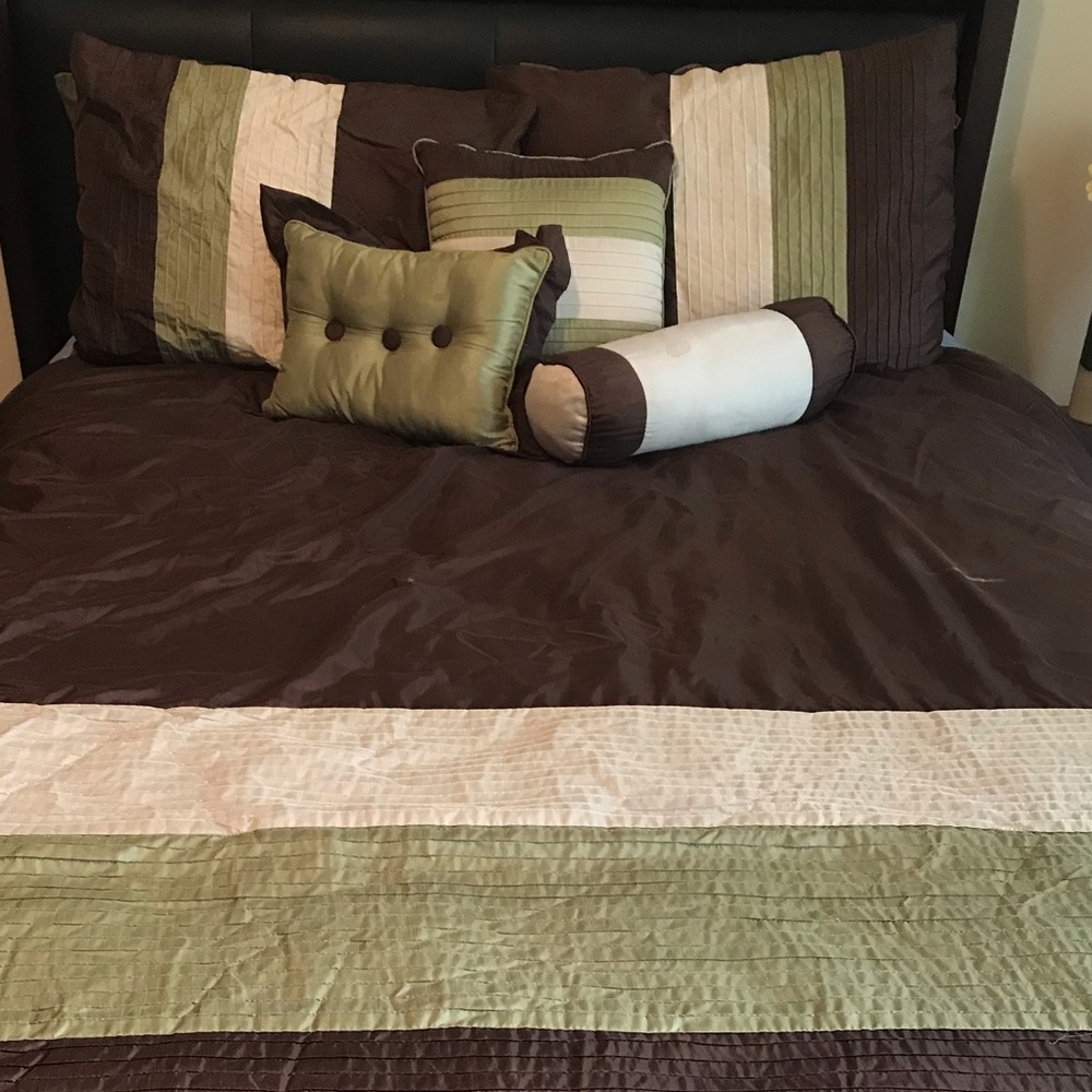 Queen Size Comforter + Decorative Pillows